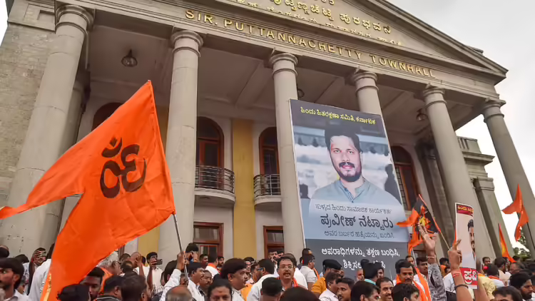 Protesters gathered at Bengaluru Town hall tin solidarity with Praveen Nettaru and family (Image Source: Deccan Herald)