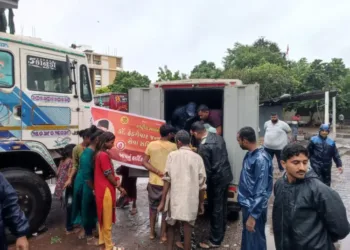 Swayamsevaks helping the affected families in Gujarat