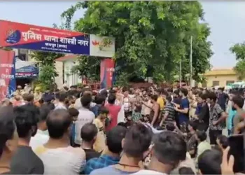 Hindus protecting outside the police station following the brutal murder (Image Source: Aaj Tak)