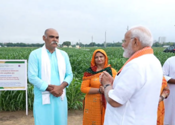 PM Narendra Modi intercationg with the farmers