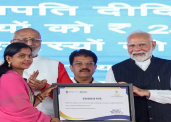 PM Narendra Modi presenting the lakhpati Difi certificate to a female beneficiary