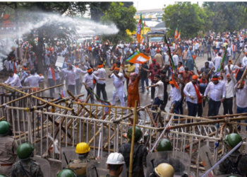 Police and BJYM supporters clash with each other during a protest in Jharkhand