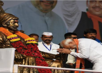 'PM Modi bows before the statue of Shivaji and seeks apology