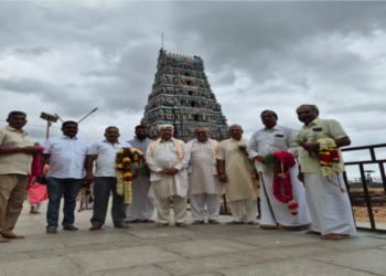 Vishwa Hindu Parishad's International President Hon. Shri Alok Kumar and General Secretary Hon. Shri Bajrang Lal Bagda today offered prayers at the famous Marudhamalai temple in Tamil Nadu and prayed for the protection of the country and religion and the happiness and prosperity of the Hindu society