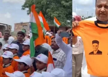 Congress leaders  asking students to remove Saffron T-shirts with images of Veer Savarkar and Netaji Subhash Bose