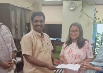 PR Sivasankar and Sandeep Vachaspati submits the memorandum before the NCW