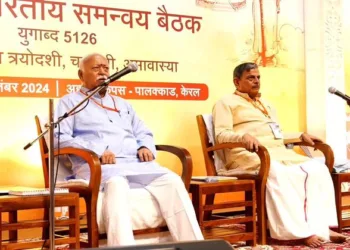 (Left) RSS Sarsanghchalak Dr Mohan Bhagwat  (Right) RSS Sarkaryavah Sarsanghchalak Dattatreya Hosabale