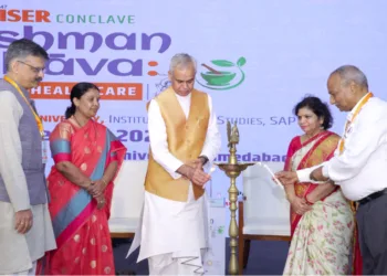 (From L to R) Prafulla Ketkar, Editor Organiser, Pratibhaben Jain,  the Mayor of the Ahmedabad Municipal Corporation (AMC),  Acharya Devvrat, Governor of Gujarat, Prof Neerja Gupta, Gujarat University’s Vice Chancellor, and  Arun Kumar Goyal, Managing Director, Bharat Prakashan Delhi Limited, while inaugurating the Ayushman Bhava conclave