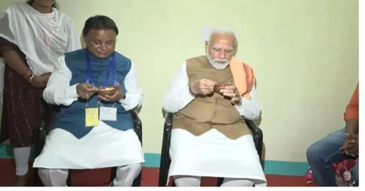 PM Narendra Modi having kheer