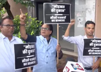 Senior journalist Ashok Shrivastava protesting against attack on India Today Journalist in US (Image Source: X)