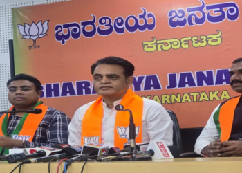 Former Deputy Chief Minister Dr CN Ashwathnarayan and BJP leader (In the Centre) calls for action against University registrar and police inspector