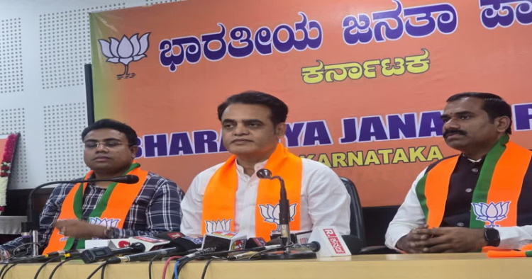 Former Deputy Chief Minister Dr CN Ashwathnarayan and BJP leader (In the Centre) calls for action against University registrar and police inspector