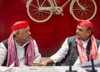 Awadhesh Prasad and Samajwadi Party Chief Akhilesh Yadav (Image Source: Jansatta)