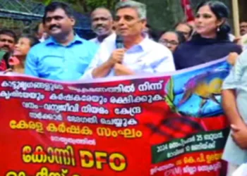 CPM Pathanamthitta district secreary K.P. Udayabhanu addressing a gathering