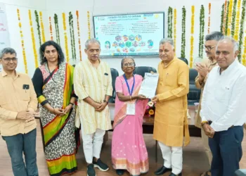 Padma Shri Lakshmikutty Amma, Shri J Nandkumar, Dr Sunita Reddy, Shri Amitabh Pande, Shri Mukesh Mishra and Shri Prafulla Ketkar handing over policy draft to Minister Inder Singh Parmar (Photo: Subhi Vishwakarma)