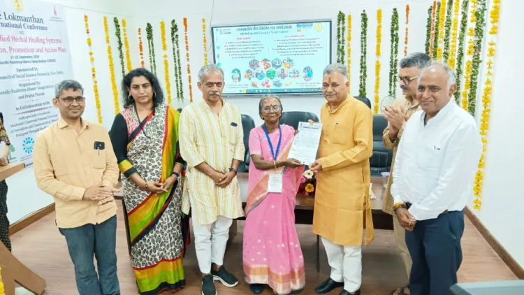 Padma Shri Lakshmikutty Amma, Shri J Nandkumar, Dr Sunita Reddy, Shri Amitabh Pande, Shri Mukesh Mishra and Shri Prafulla Ketkar handing over policy draft to Minister Inder Singh Parmar (Photo: Subhi Vishwakarma)