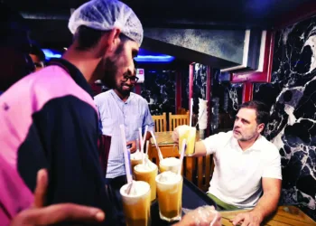 Rahul Gandhi eating Ice cream at late night in Kashmir due to abrogation of Article 370 & 35A & still align with the party that wants to bring back the anti-Constitution provisions