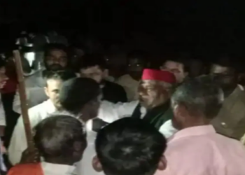 Locals express anger as SP MP Awadhesh Prasad tries to visit Ayodhya Rape Victim's family late in the night