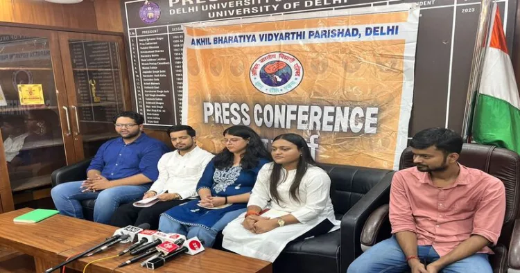 Members of DUSU and ABVP addressing the media