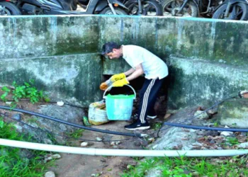 Tamil Nadu Governor RN Ravi takes part in the cleanliness drive on October 2