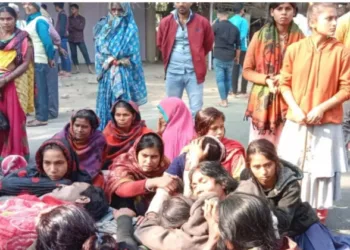 Grieving relative sof those who died in Bihar's Hooch tragedy