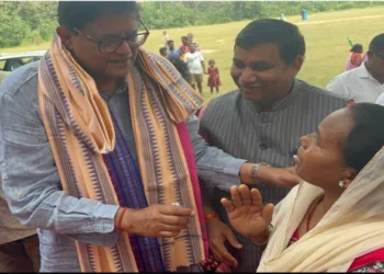 Yesterday, on the sidelines of  a 
@BJP4India
 membership drive in Odisha's Sundargarh district, this Adivasi lady insisted on giving Baijayant Jay Panda Rs 100 to "convey thanks" to PM Narendra Modi