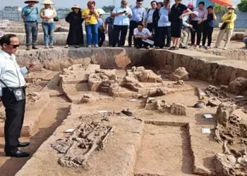 Archaeologists at the Vuon Chuoi archaeological site