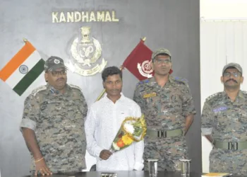 Maoist  Bija Madvi, surrendered to DIG Sarthak Sarangi and SP Harish BC in Kandhamal