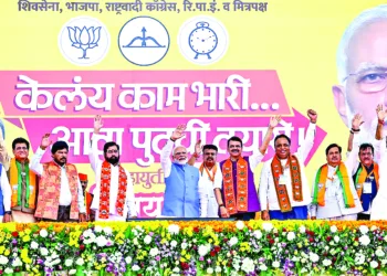 Prime Minister Narendra Modi with Maharashtra CM Eknath Shinde with Dy CM Devendra Fadnavis and others greeting the gathering during a public meeting for the Maharashtra Assembly elections, in Mumbai