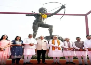 Prominent leaders and dignitaries at the unveiling of the statue of Birsa Munda on his 150th birth anniversary