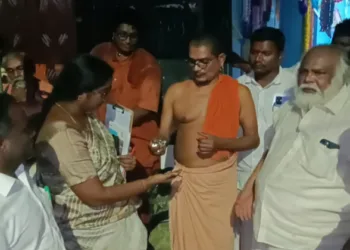 Suriyanarkoil Pontiff Sri Mahalinga Pandara Sannidhi handing over charges to Inspector of HR and CE T Aruna (Image Source: The New Indian Express)