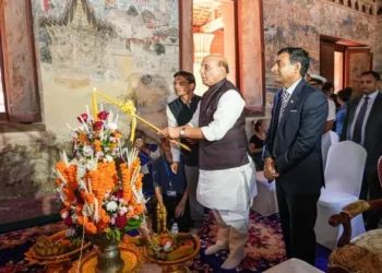 Rajnath Singh offers prayers at Buddhist Temple