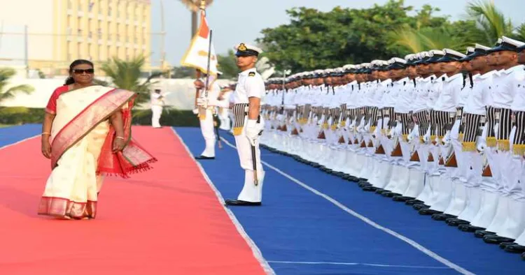 President of India and Supreme Commander of the Armed Forces, Droupadi Murmu being given guard of Honour on the occasion of Navy Day