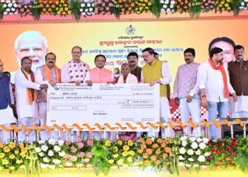 At a farmers' congregation organized in Sohela, Bargarh district, Chief Minister Shri Mohan Charan Majhi inaugurating  the input assistance distribution program for farmers