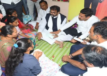 Karnataka BJP leaders visit the house of young contractor Sachin Manappa Panchal who committed suicide in Bidar and met the family members