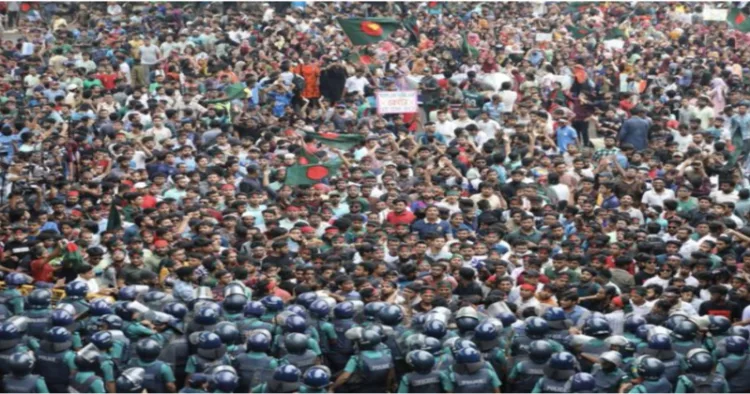 Protesters scuffle with the police personnel in Bangladesh