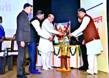 Rajnath Singh, Defence Minister, Alok Kumar, Sah SarKaryavah, RSS, Ramesh Aggarwal, President Delhi Sewa Bharti, Surendra Arya, Chairman Sewa Samman 2024 and Alok Garg, Chairman Swagat Samiti Sewa Samman 2024 lighting the lamp at inauguration ceremony