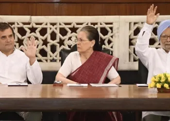 Congress leader Rahul Gandhi (Left), Sonia Gandhi and Manmohan Singh (Right)