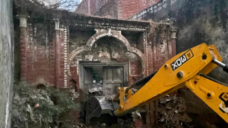 Decades old temple located in Muslim-dominated area (Photo: Aaj Tak)