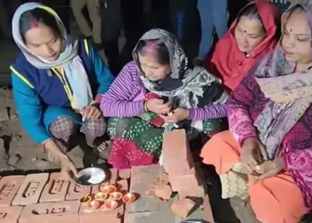 Women perform Navgrah Puja at police post site in front of Jama Masjid