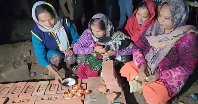 Women perform Navgrah Puja at police post site in front of Jama Masjid