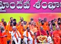 VHP international President Alok Kumar (L) and  prominent Sanyasis during Haindava Shankaravam rally