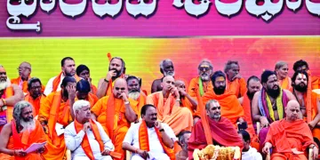 VHP international President Alok Kumar (L) and  prominent Sanyasis during Haindava Shankaravam rally