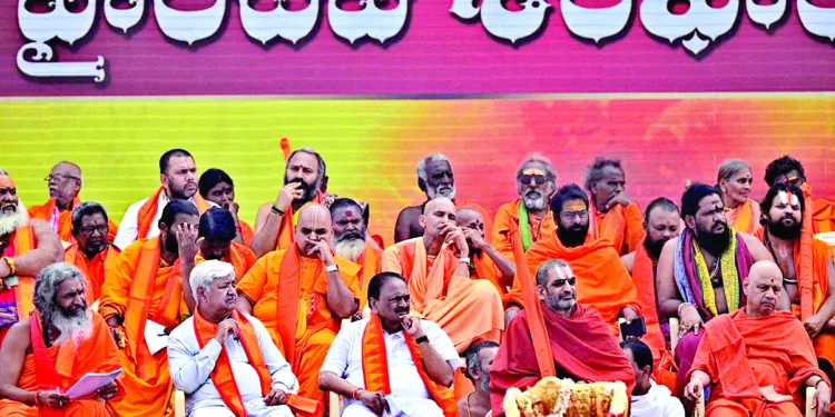 VHP international President Alok Kumar (L) and  prominent Sanyasis during Haindava Shankaravam rally