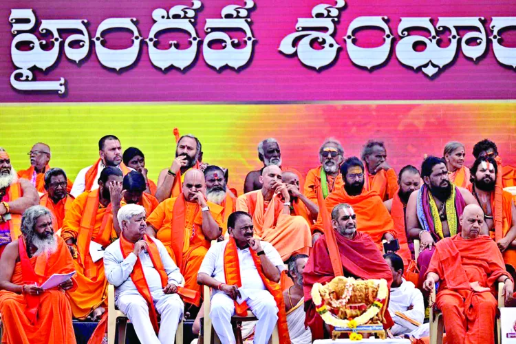 VHP international President Alok Kumar (L) and  prominent Sanyasis during Haindava Shankaravam rally