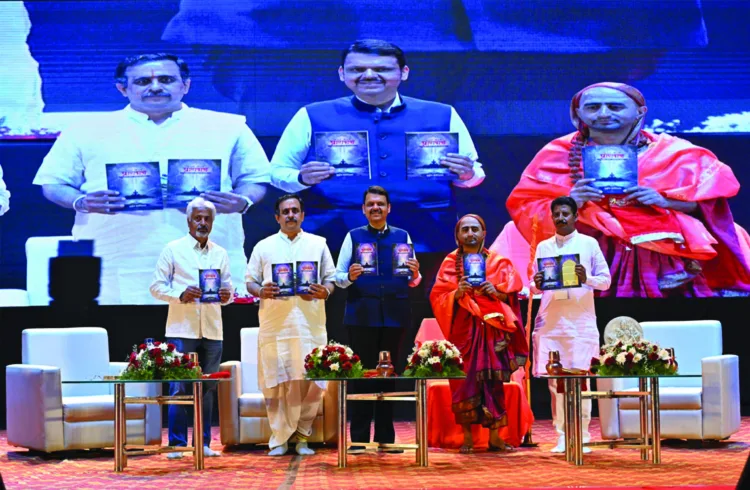 (From L to R) Milind Khot, Mukul Kanitkar, Devendra Fadnavis, Sri Sri Abhinava Shankara Bharati Mahaswami, Devendra Panwar