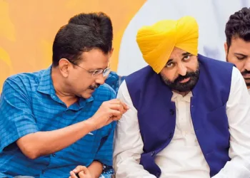 AAP chief Arvind Kejriwal with Punjab CM Bhagwant Mann at an event in New Delhi, Sept. 15 (Photo: India Today)