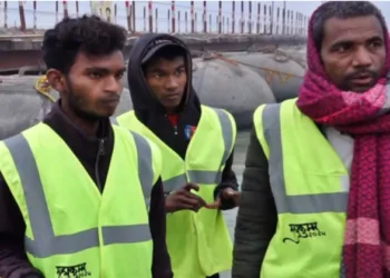 Ganga Sevadoots working to keep the Sangam ghats clean