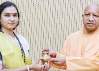 Water Woman of India, Shipra Pathak (Left), Uttar Pradesh Chief Minister Yogi Adityanath (Right)