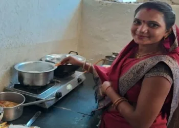 A tribal woman cooking food on gas stove in Madhya Pradesh's Shivpuri (Photo: Subhi Vishwakarma)